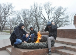 Подростков, осквернивших Вечный огонь в Одессе, сняли на видео 