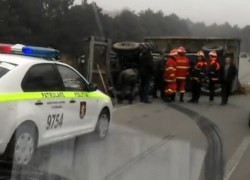 На выезде из Бельц перевернулся трактор с прицепом