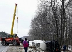 На леушенской трассе внедорожник врезался в грузовик: пострадали оба водителя