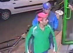 Сорвавшие с шеи женщины золотую цепочку столичные бандиты "засветились" в камере видеонаблюдения