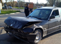 Девушки искалечили автомобили Mercedes и BMW на перекрестке в Дубоссарах