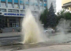 Перед Экономической академией «заработал» фонтан