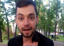 Смелая женщина порвала футболку бандита в известном сквере Кишинева и поймала его на фото