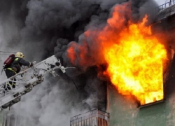 Женщина и трое мужчин пострадали в сильнейшем пожаре в столичном секторе Ботаника