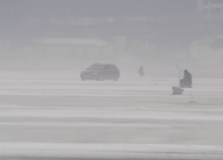 На Гидигичском озере засняли разъезжающий по льду автомобиль