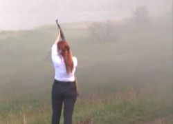 Супер-министр Ревенко на камеру постреляла из автомата