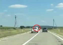 Молдавский лихач на встречной полосе вылез из окна и попал на видео