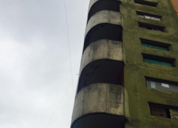 На Чеканах 25-летний молодой человек скончался после падения с многоэтажки 