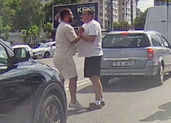 В Кишиневе два водителя устроили потасовку прямо на дороге, удивив зевак
