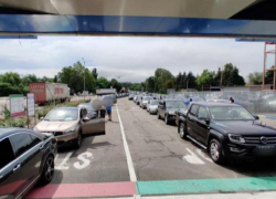 На КПП в Леушенах - большущие очереди