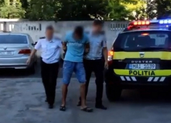 Задержание в столице молодого рецидивиста, который украл часы за 40 тысяч лей, сняли на видео