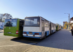 Автобусы в два ряда и мерзнущие люди на остановках - реальность центра Кишинева