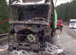 Горящая украинская фура с аммиачной селитрой заблокировала движение на румынской трассе