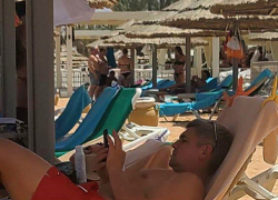 Жиздан развлекается на пляже элитного отеля в Египте