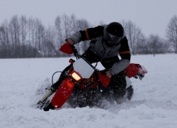 Отчаянный мотоциклист выехал в непогоду и получил тяжелые травмы в столкновении с деревом в Гагаузии