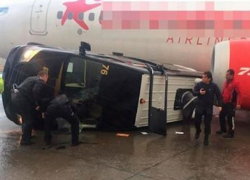 Торнадо снес автобус с пассажирами в аэропорту Антальи