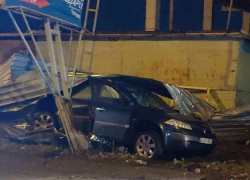 В Кишиневе лихой автомобилист протаранил забор стройки и рекламный щит