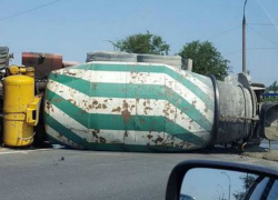 Бетоносмеситель перевернулся после столкновения с Audi и спровоцировал огромную пробку в столице