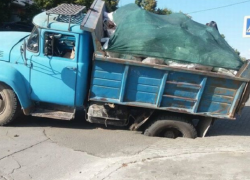 На Буюканах грузовик провалился колёсами под асфальт