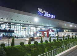 Женщина погибла под колесами такси у входа в аэропорт Кишинева