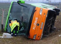 Автобус с румынами перевернулся во Франции: девочка получила ранения