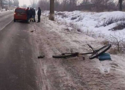 Автомобиль сбил велосипедиста в Новоаненском районе: мужчина в коме