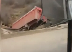 Водитель грузовика чудом выжил, перевернувшись в придорожный обрыв в Тараклии 