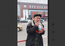 В Кишиневе алкаш украл целую бутылку дезинфектора из троллейбуса и сразу ее "оформил"