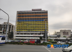 Удар ниже пояса. Отель National за ночь перекрасили в цвета Георгиевской ленты 