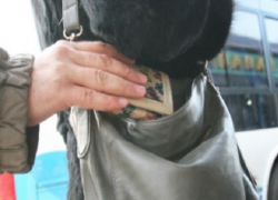 Девушка на очной ставке опознала вора, вытащившего у нее смартфон в столичном троллейбусе