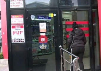 Женщины получили травмы от упавших банок с консервами в столичном супермаркете 