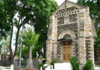 Уровень ниже плинтуса: в Кишиневе, на Армянском кладбище, старинное захоронение стало подсобкой