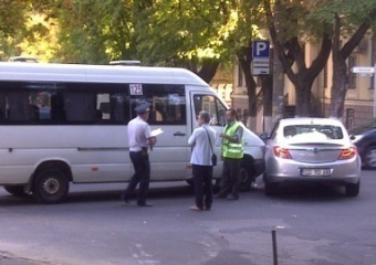 В Кишиневе авто с дипномером столкнулось с маршруткой