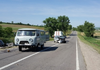 Мужчина погиб, а его жена получила травмы в лобовом столкновении автомобилей
