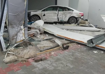 В Кетросу агрессивный гонщик на Toyota разгромил магазин