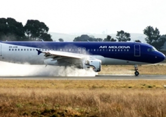 Впервые самолет AirMoldova совершил жесткую посадку в Кишиневе из-за лопнувшей шины
