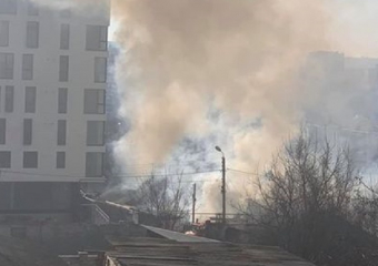 Сильный пожар на Рышкановке - горит частный дом