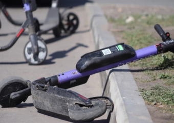 Полиция ищет двух женщин: сбили пешехода на электросамокате и уехали