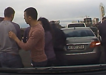 В Кишиневе автолюбители устроили разборку с подрезавшим их водителем