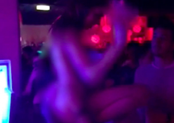 Обнаженная сексуальная девушка на стойке бара опозорилась после поцелуя парня в живот: курьезное видео