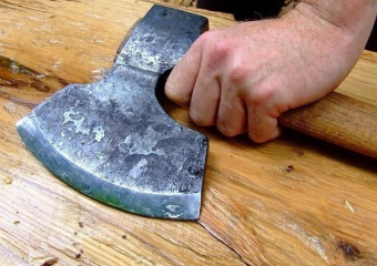 Мужчина чуть не зарубил собутыльника, лишив его трех пальцев