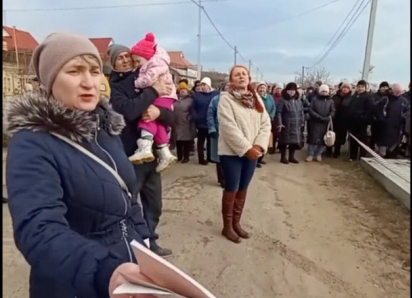 Люди из Копанки вышли на акцию протеста - они не хотят подключаться к энергосистеме правобережья