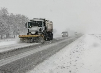 Снег и перегруженные дороги: Молдову замело