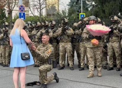 Перед парадом в Кишиневе военнослужащий сделал предложение девушке