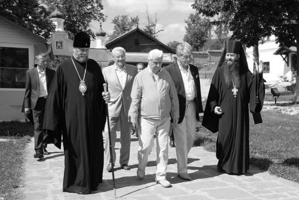 Ющенко, Кравчук и Петр Лучинский посетили Кэприянский монастырь