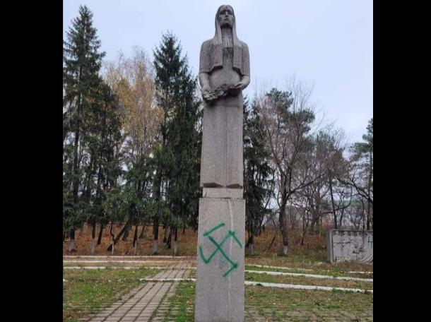В Единцах на памятнике «Скорбящая мать» нарисовали свастику