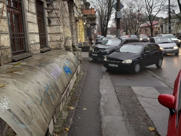 Чудеса парковки автомобилей в центре Кишинева - улица Букурешть