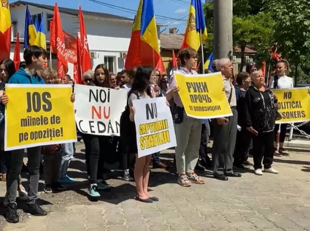 В Кишиневе проходит массовый митинг против задержания Додона