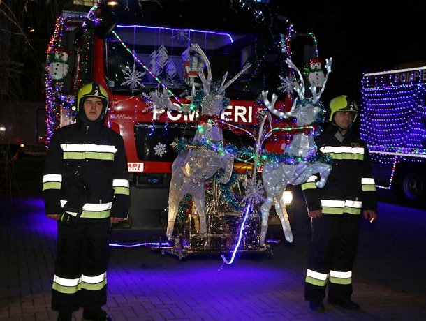 В канун Рождества пожарные и спасатели устроили праздник детям из Онкологического центра