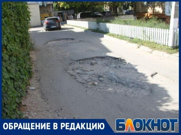 «Сделали дорожки, но проигнорировали ямы» - на Скулянке дорогу не ремонтировали с советских времен